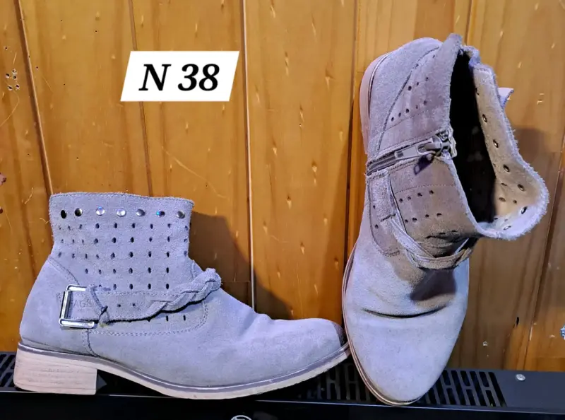Botines de gamuza gris con tachas talla 38