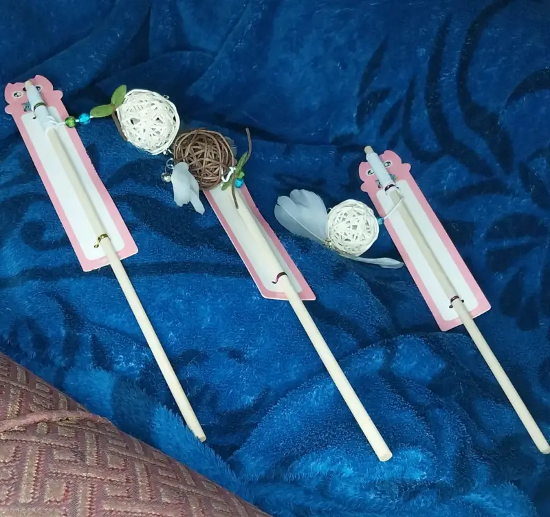 Varita para gatos con plumas