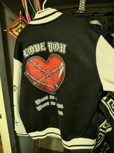 Chaqueta varsity negra con diseño de corazón - miniatura 1
