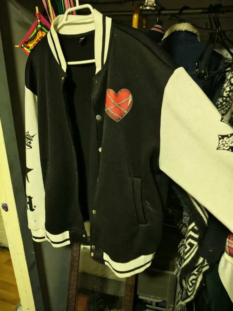 Chaqueta varsity negra con diseño de corazón - 2