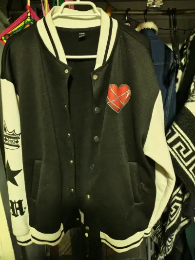 Chaqueta varsity negra con diseño de corazón - miniatura 3