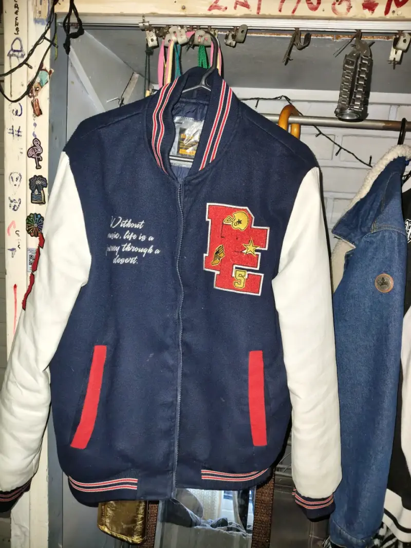 Chaqueta varsity azul y blanca estilo universitario - 3