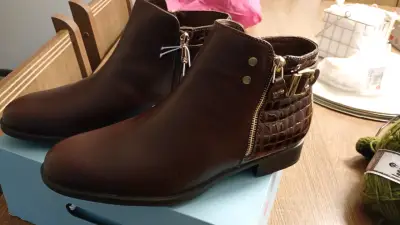 Botines de cuero marrón con cierre y hebilla - miniatura 1