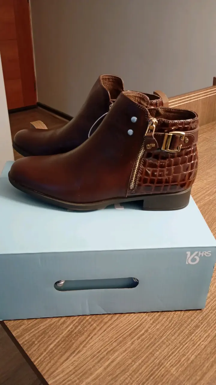 Botines de cuero marrón con cierre y hebilla - 2