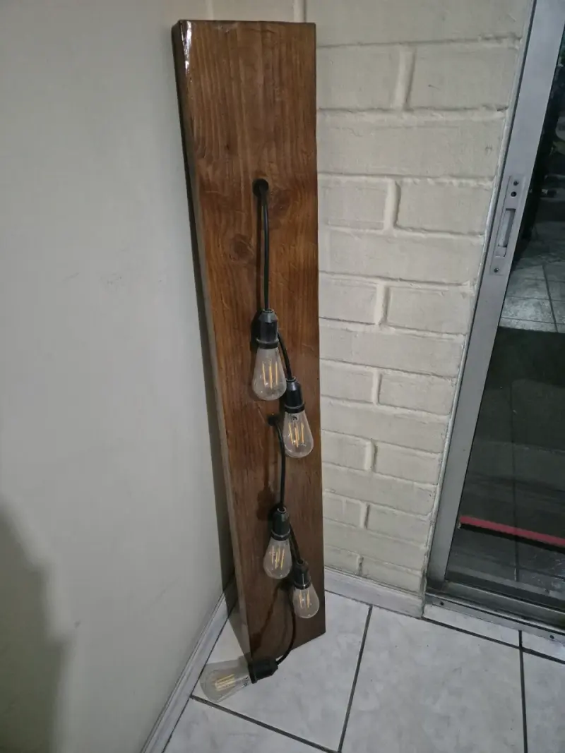 Lámpara de pared rústica de madera - 1