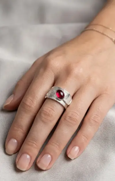 Anillo de Banda Ancha con Textura Orgánica - miniatura 2