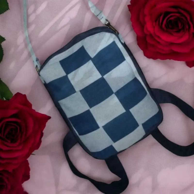 Bolso bandolera a cuadros azul y blanco