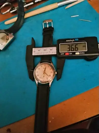 Reloj vintage Felca con correa negra - miniatura 4