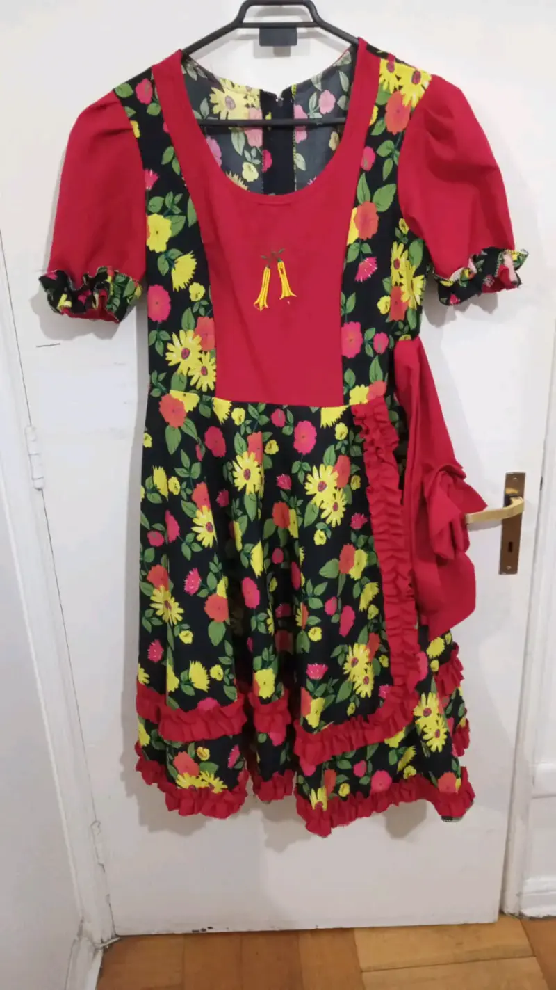 Vestido folclórico floral rojo y negro talla m