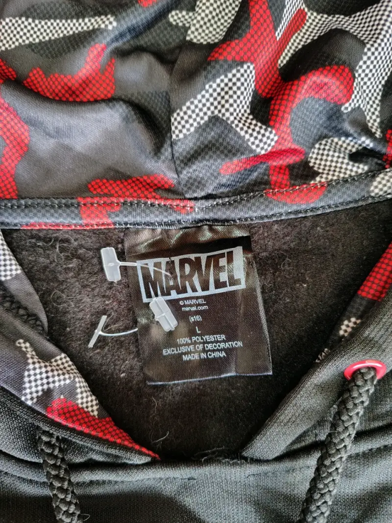 Polerón Marvel camuflaje rojo y negro - 1