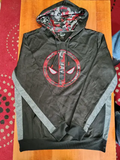 Polerón Marvel camuflaje rojo y negro - miniatura 2