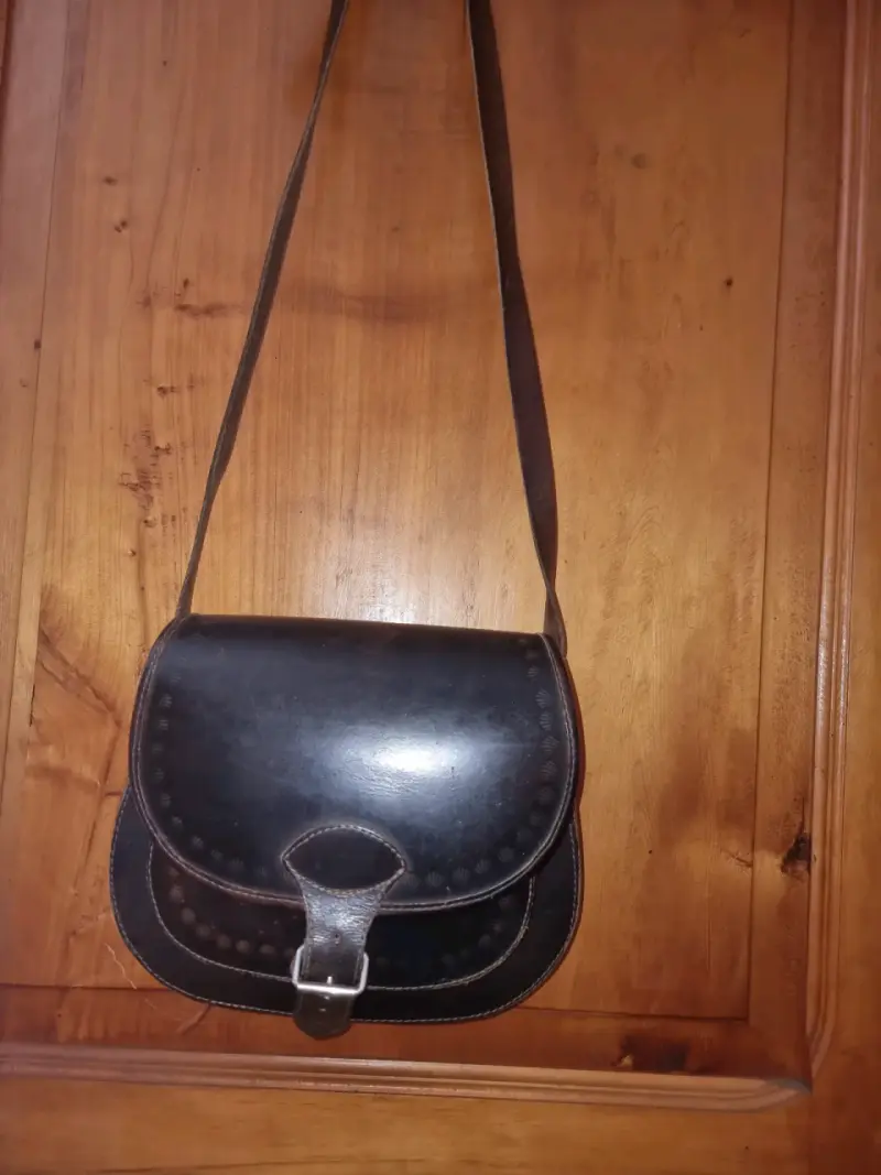Cartera de cuero negra con correa larga - 1