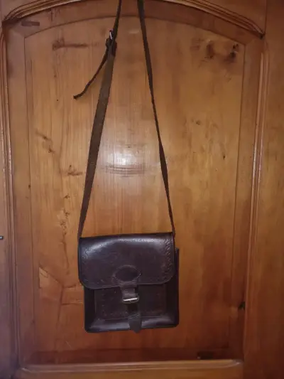 Cartera de cuero negra con correa larga - miniatura 2