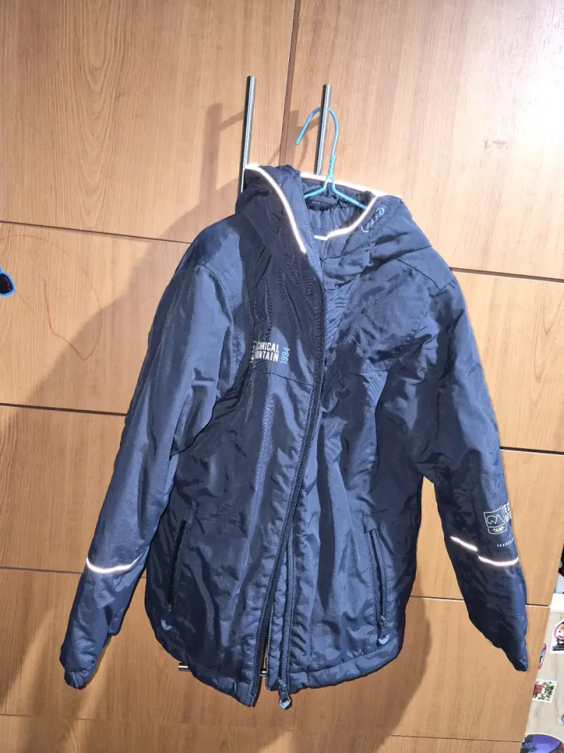 Chaqueta técnica azul con capucha