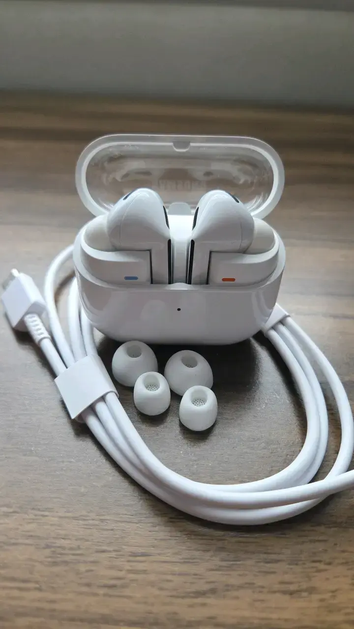 Audífonos inalámbricos con estuche y accesorios - 2