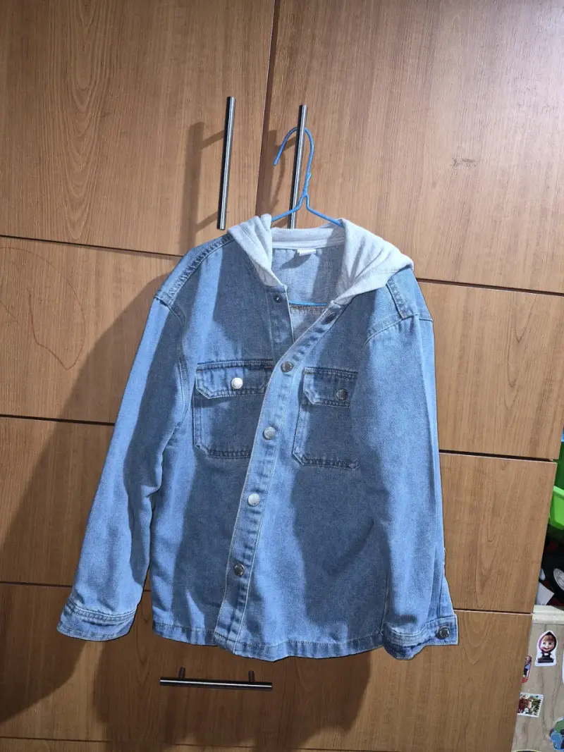 Chaqueta de mezclilla con capucha gris