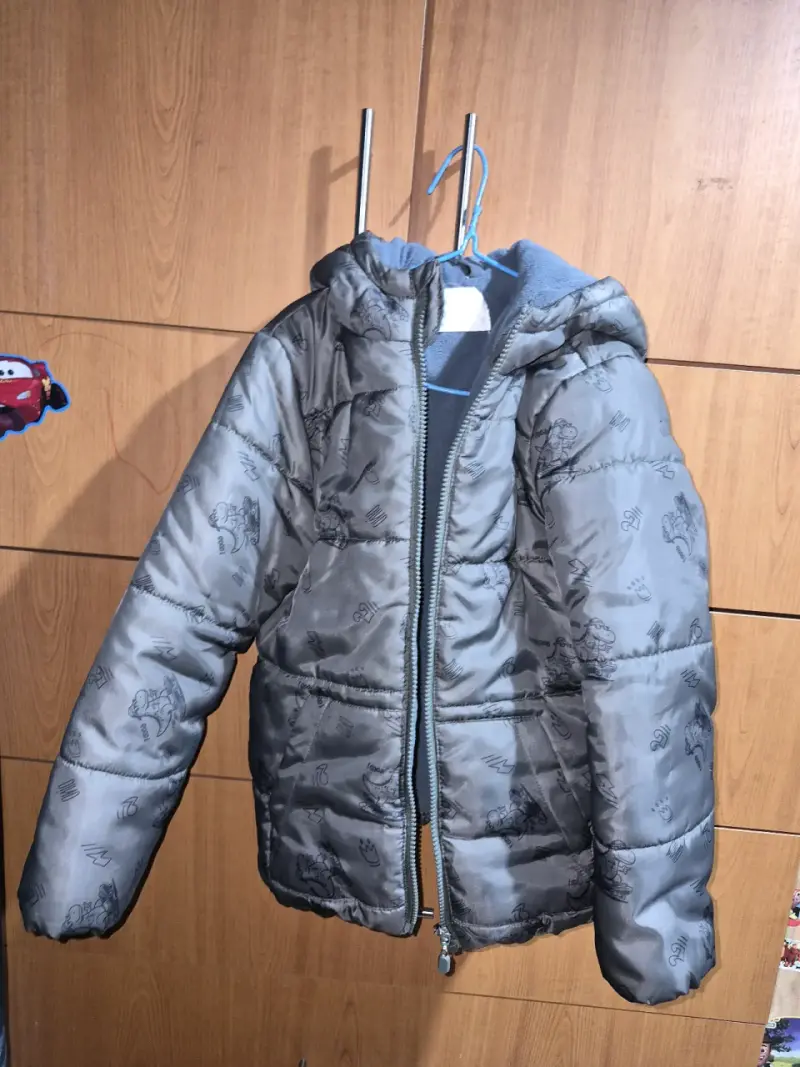 Chaqueta infantil acolchada gris con capucha