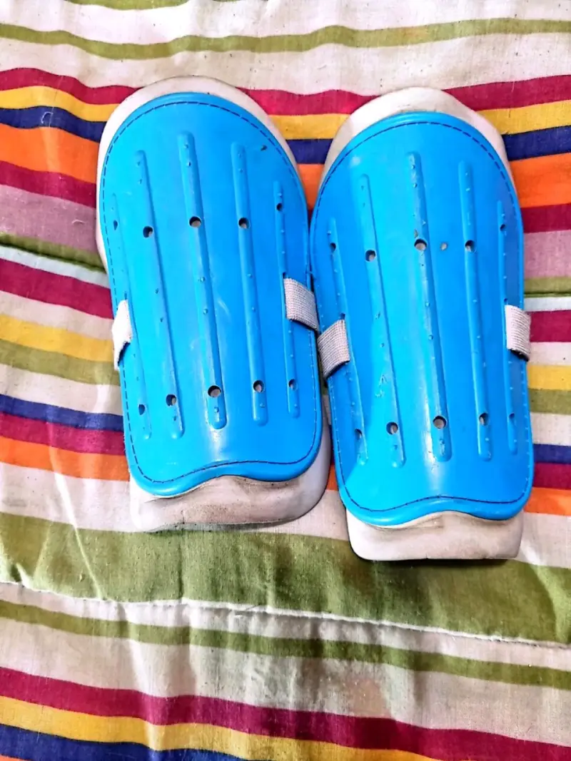 Canilleras de fútbol azules para adultos