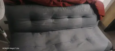 Sofá cama gris en buen estado - miniatura 1