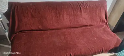 Sofá cama gris en buen estado - miniatura 4