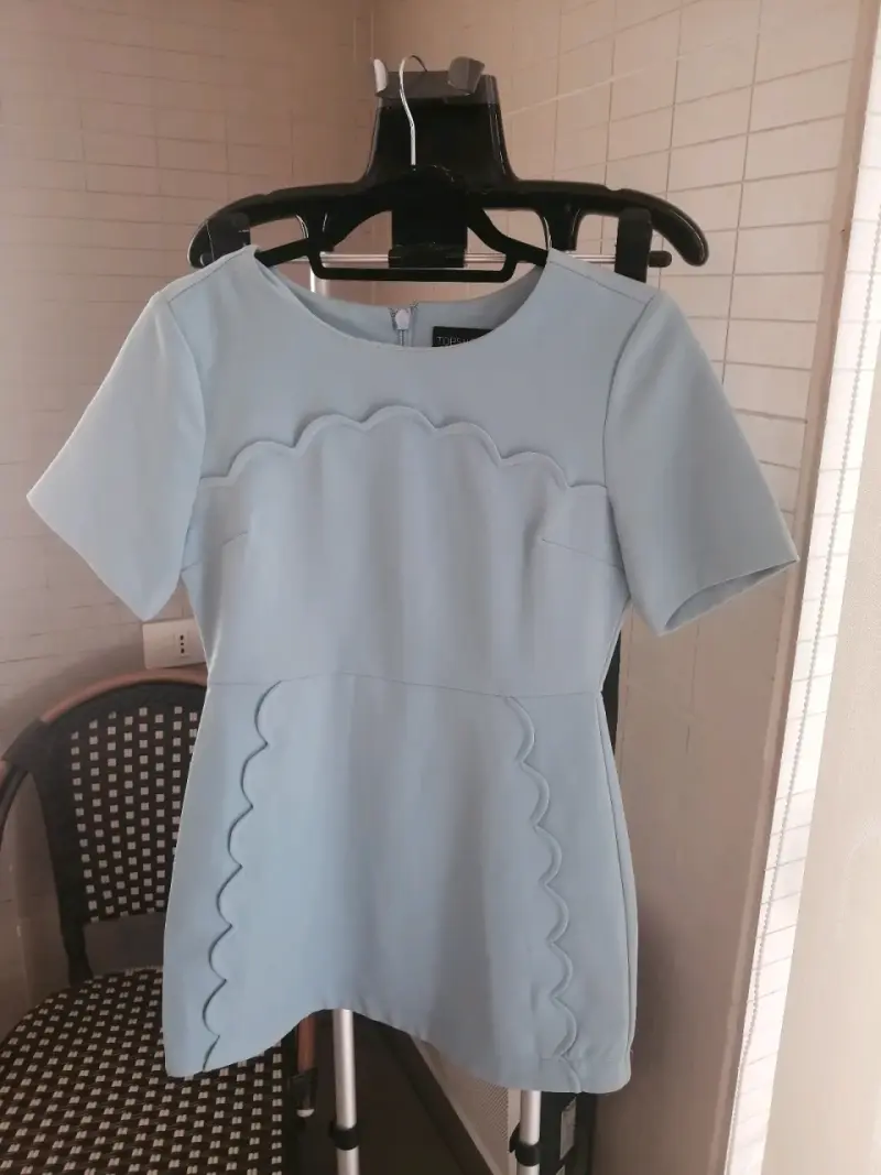 Vestido celeste claro con diseño ondulado