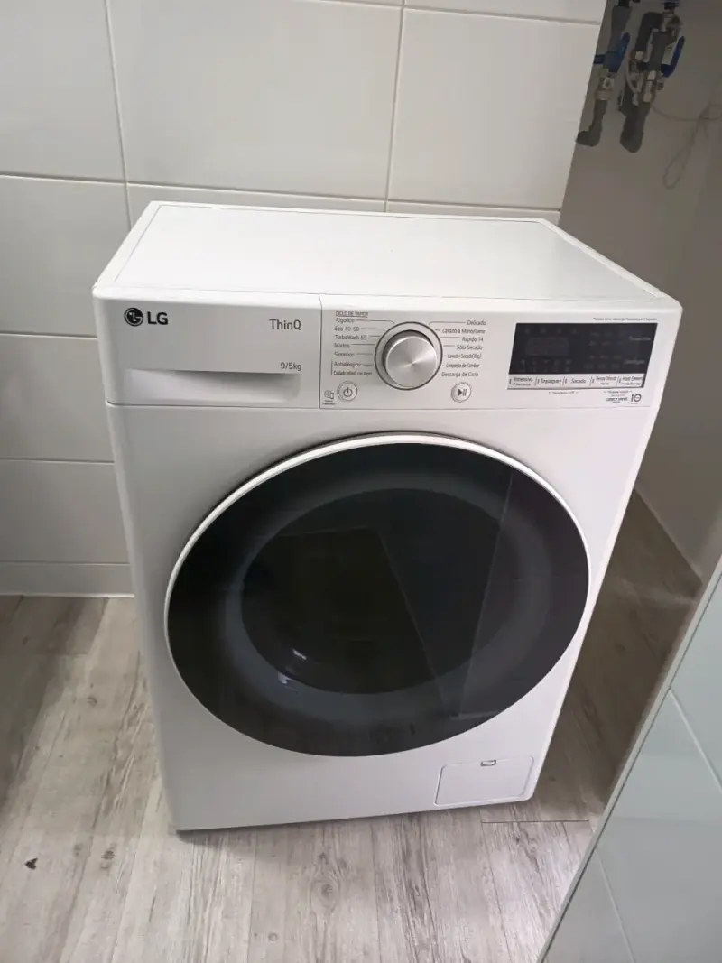 Lavadora secadora LG ThinQ 9/5kg blanca - 1