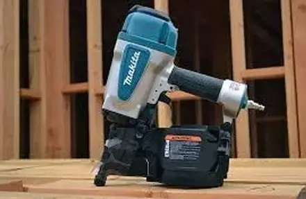 Clavadora Neumática 90mm Makita AN902