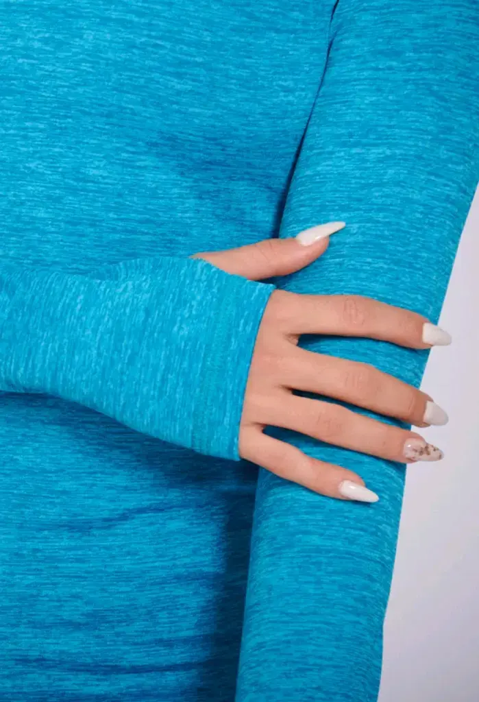 Polera deportiva azul con cuello alto - 2