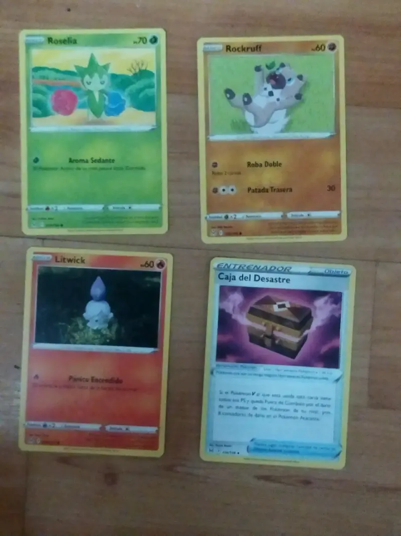 Set de cartas Pokémon Roseia, Rockruff y Litwick - 1
