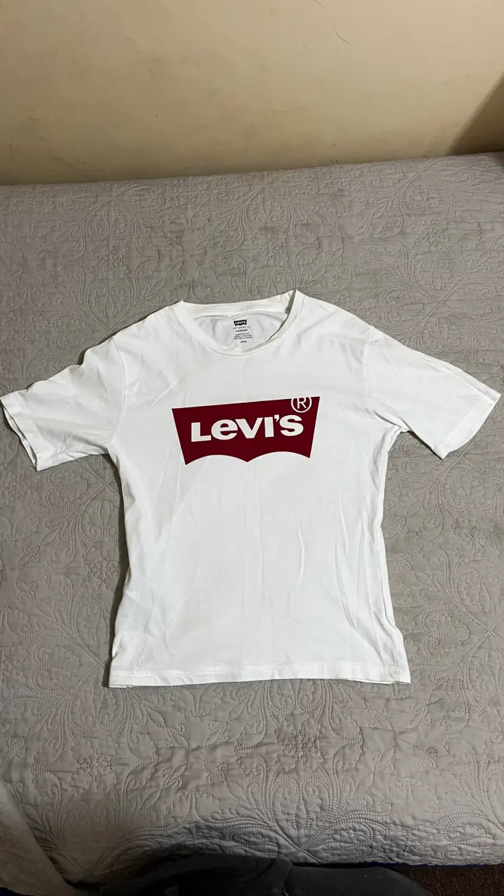 Polera blanca Levi's con logo rojo - 1