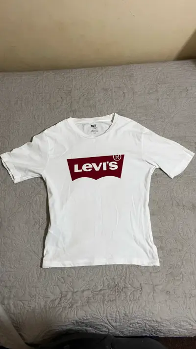 Polera blanca Levi's con logo rojo - miniatura 1