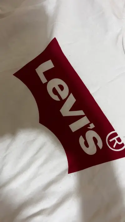Polera blanca Levi's con logo rojo - miniatura 2