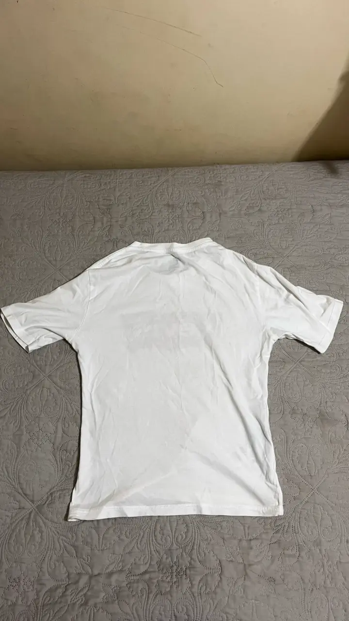 Polera blanca Levi's con logo rojo - 3