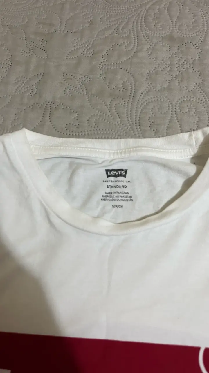 Polera blanca Levi's con logo rojo - 4
