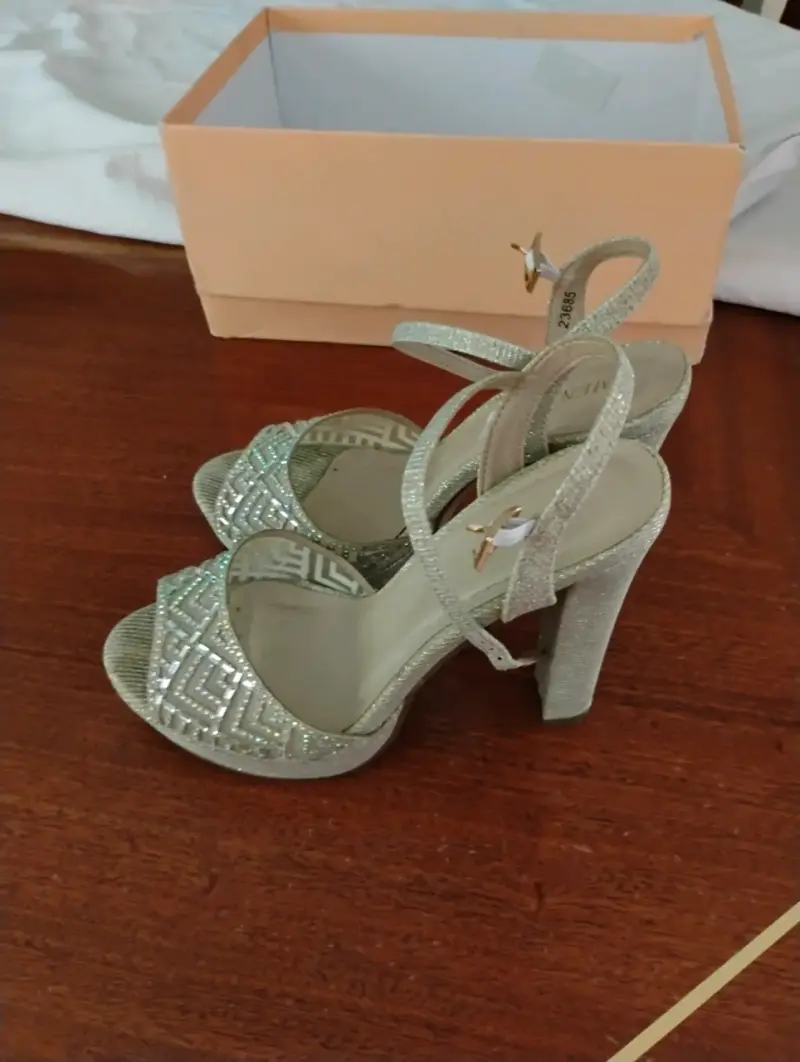 Tacones altos plateados con brillo - 1