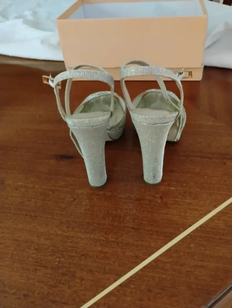 Tacones altos plateados con brillo - 2