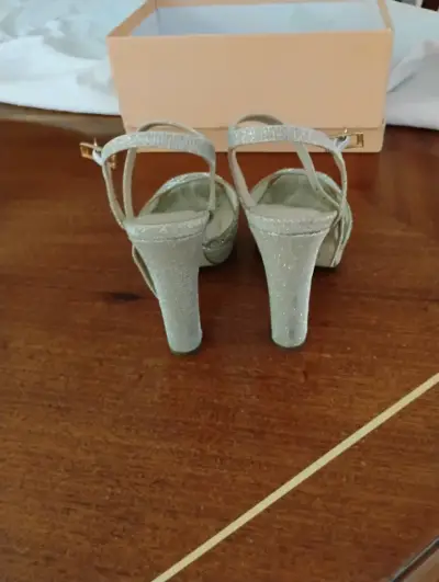 Tacones altos plateados con brillo - miniatura 2
