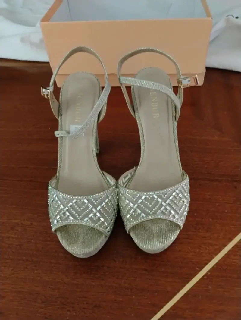 Tacones altos plateados con brillo - 3