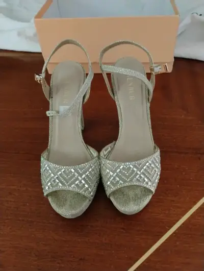 Tacones altos plateados con brillo - miniatura 3