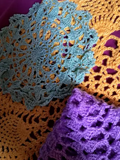 Set de tapetes tejidos a crochet coloridos - miniatura 4