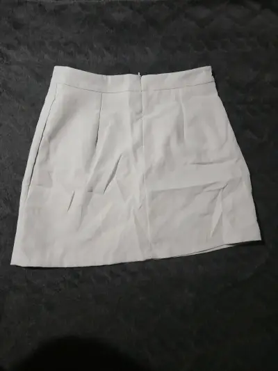 Falda corta blanca elegante - miniatura 2