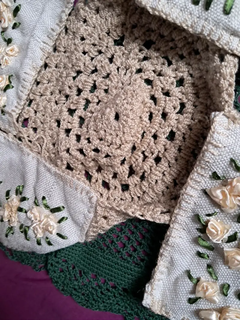 PÀÑÉŔÁ Mantel tejido a crochet con flores bordadas - 1