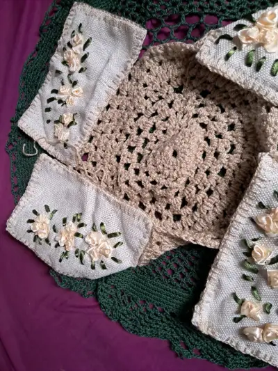 PÀÑÉŔÁ Mantel tejido a crochet con flores bordadas - miniatura 2