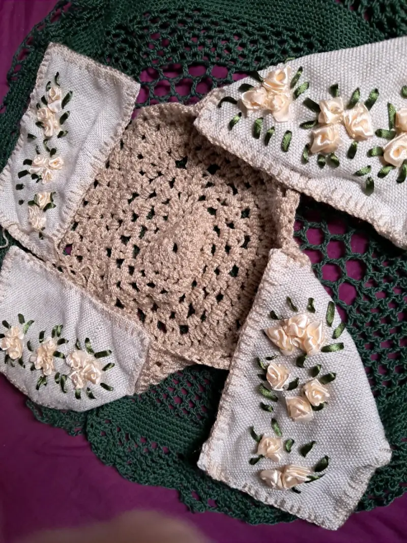 PÀÑÉŔÁ Mantel tejido a crochet con flores bordadas - 4