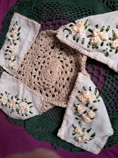 PÀÑÉŔÁ Mantel tejido a crochet con flores bordadas - miniatura 4