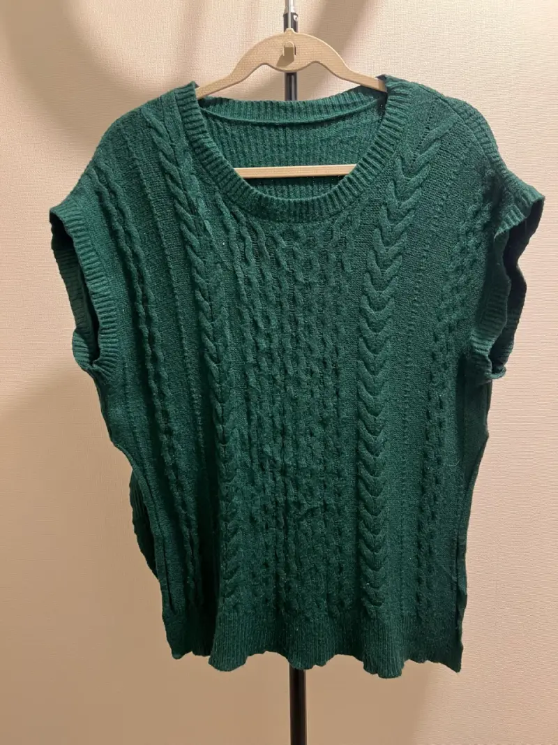Chaleco tejido verde sin mangas