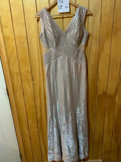Vestido de fiesta dorado con lentejuelas - miniatura 3