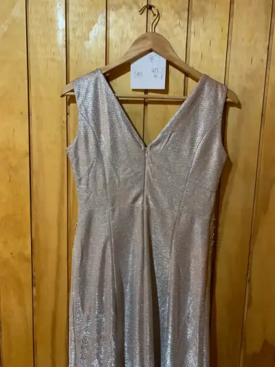 Vestido de fiesta dorado con lentejuelas - miniatura 5