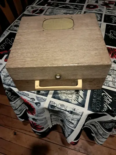 Caja de madera vintage con altavoz - miniatura 1