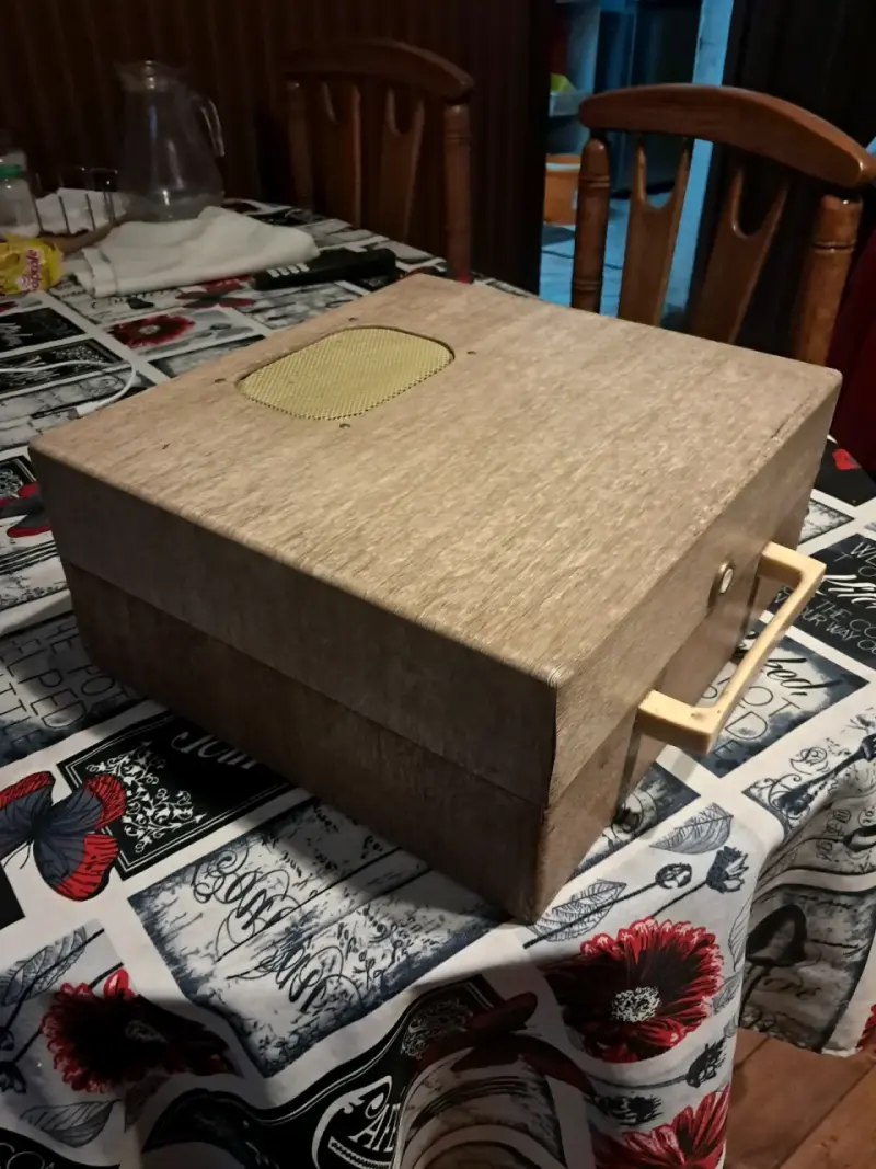 Caja de madera vintage con altavoz - 2